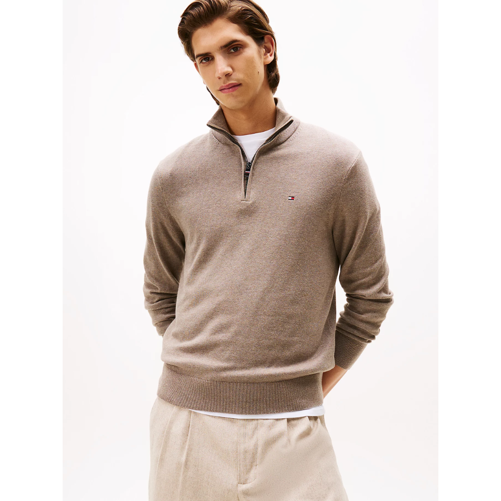 Pull Zip Taupe-Tommy Hilfiger-Vêtements & Co.-Maroquinerie Fortunas-Mouscron Pull Zip Taupe-Tommy Hilfiger-Vêtements & Co.-Maroquinerie Fortunas-Mouscron