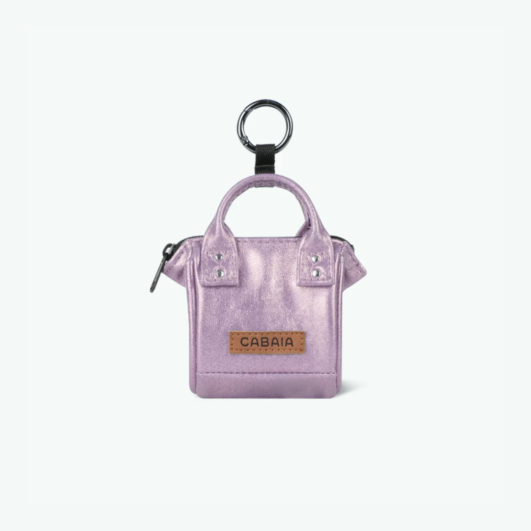 Porte-clefs Pico Capri-Cabaïa-Accessoire de mode-Maroquinerie Fortunas-Mouscron À clipper où vous voulez et à accumuler sans modération ! Porte-clefs Garanti à vie Rose Irisé Pratique et compact Dimensions (0,17L) : 7cm x 8cm x 3cm Fonctionnalité : Pour vos écouteurs et petits essentiels Caractéristique : Un accessoire, mille possibilités de combinaison Se clippe partout Porte-clefs Pico Capri-Cabaïa-Accessoire de mode-Maroquinerie Fortunas-Mouscron